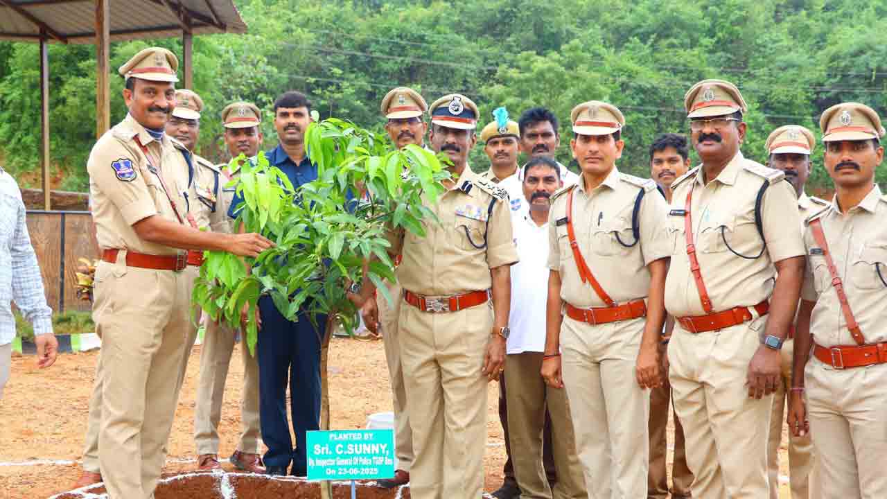 పర్యావరణ పరిరక్షణకు మొక్కలు నాటాలి