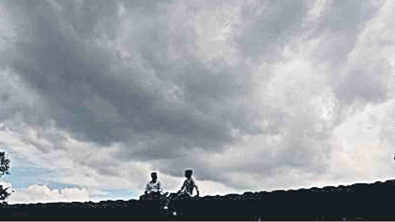 ఆకాశంలో మబ్బులు.. జాడలేని వానలు.. తారుమారైన ఐఎండీ అంచనాలు