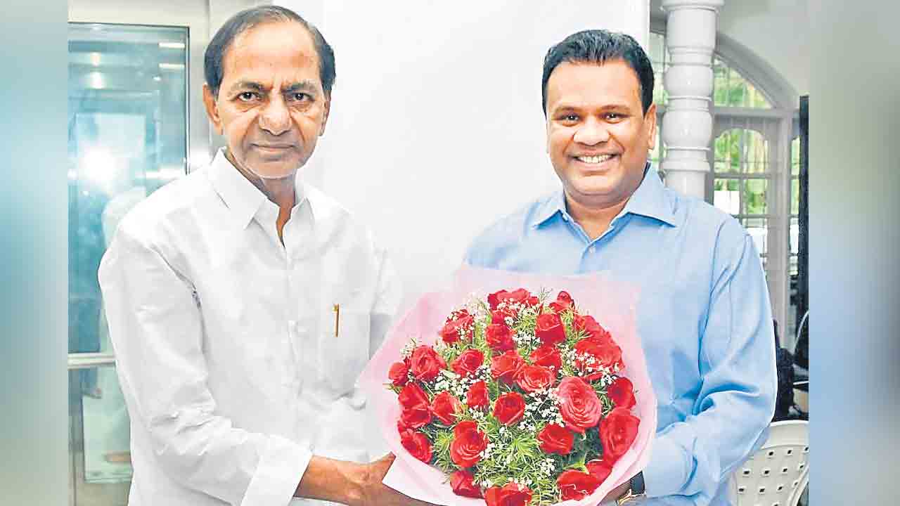 మహేశ్‌ బిగాలకు కేసీఆర్‌ ప్రశంస