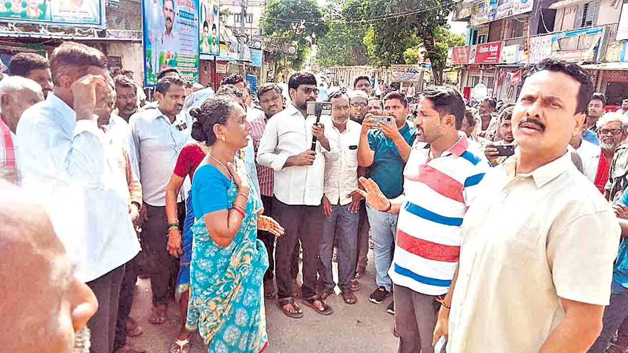 పోలీసులు చలనం లేకుండా చేసిన్రు!