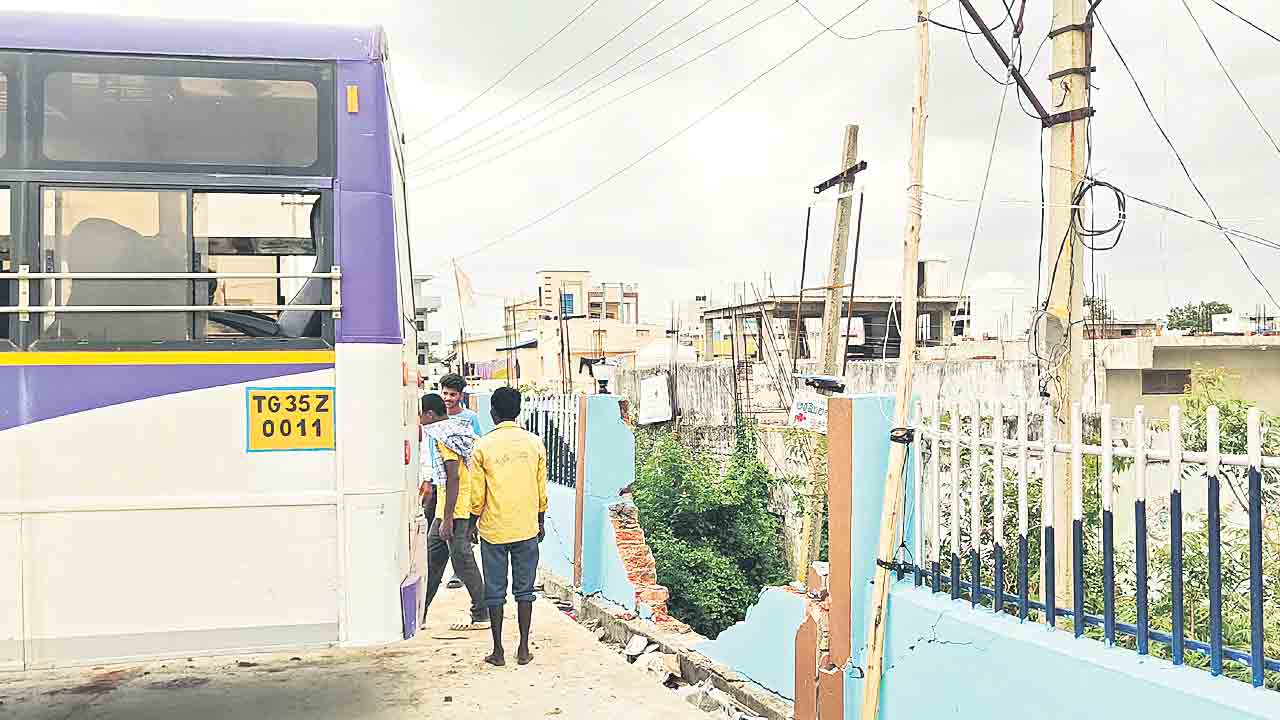 నిర్మాణ పనుల్లో డొల్లా..
