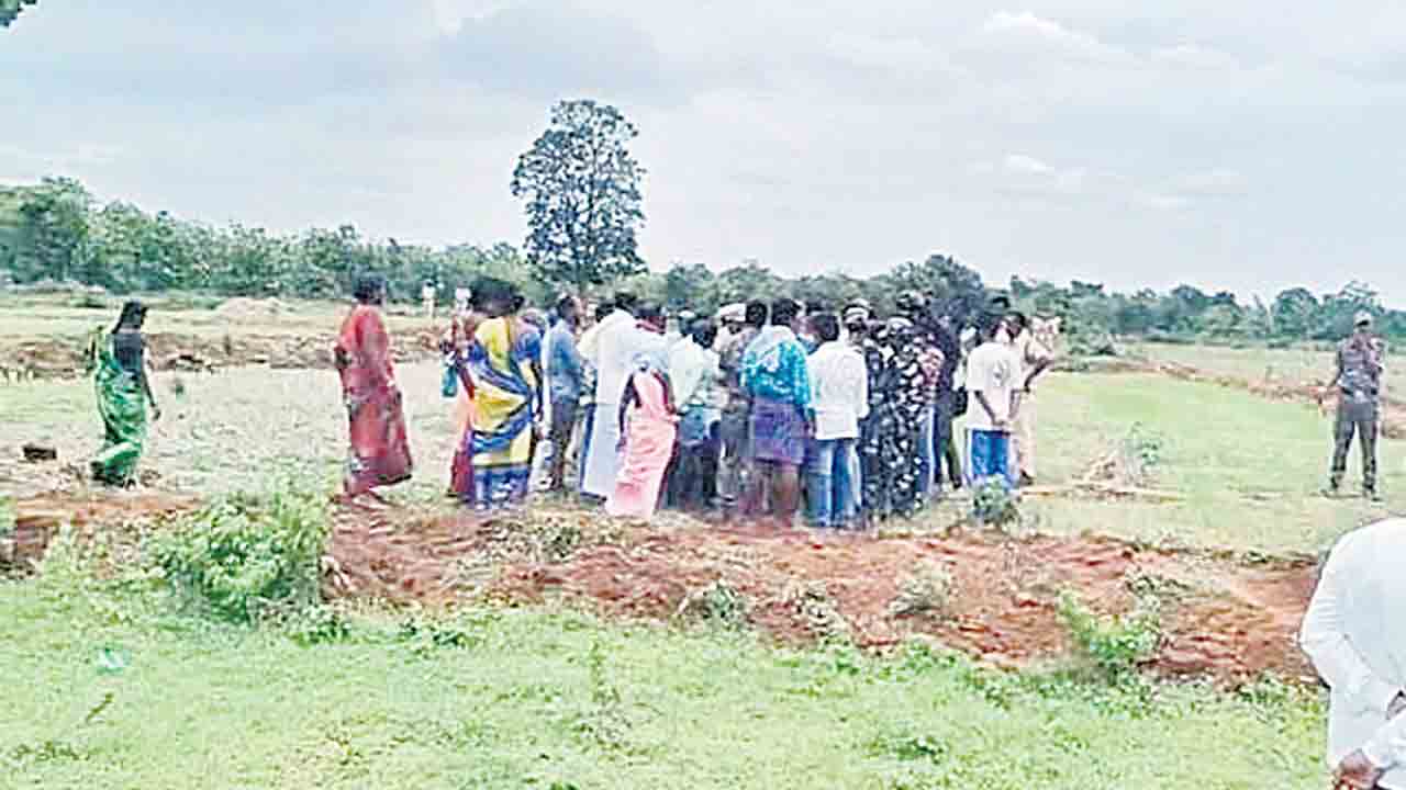 దళితుల భూముల్లో ట్రెంచింగ్‌