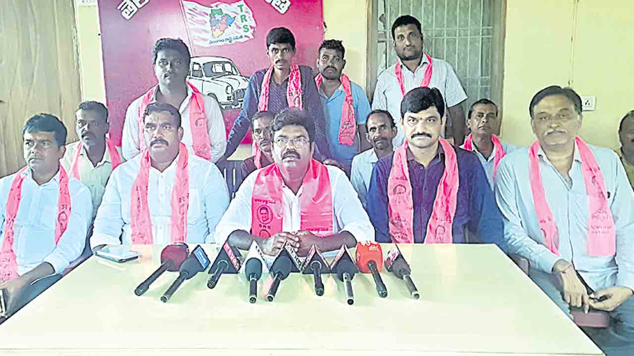 ఇందిరమ్మ ఇండ్లల్లో అర్హులకు మొండిచేయి