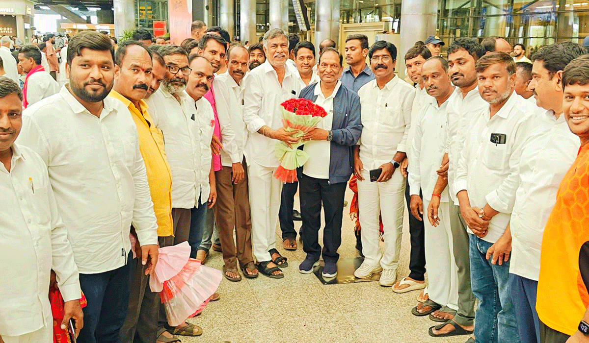 Grand welcome | అమెరికా పర్యటన ముగించుకొని హైదరాబాద్ చేరుకున్నమాజీ మంత్రి కొప్పుల ఈశ్వర్.. ఘన స్వాగతం పలికిన బీఆర్ఎస్ కార్యకర్తలు