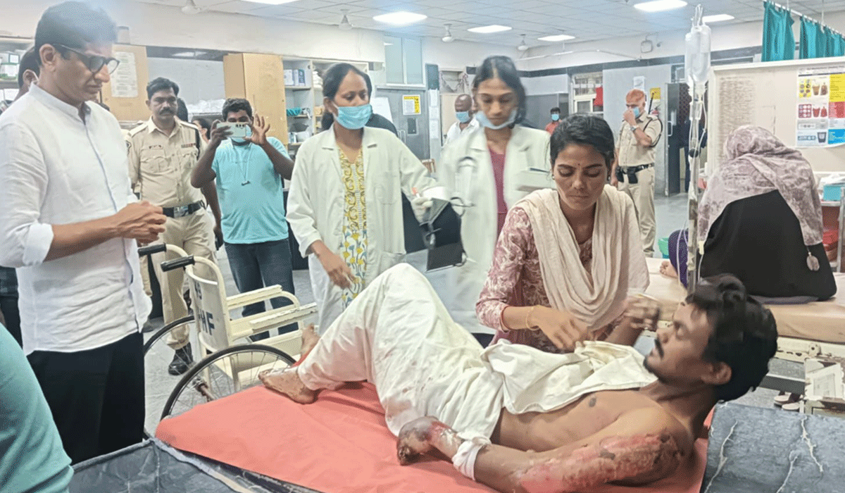 MLA Dr. Kalvakuntla Sanjay | విద్యుత్ ప్రమాద బాధితులను పరామర్శించిన కోరుట్ల ఎమ్మెల్యే డాక్టర్ కల్వకుంట్ల సంజయ్