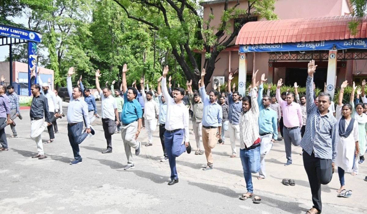 International Yoga Day | జీఎం కార్యాలయంలో ముందస్తు అంతర్జాతీయ యోగా దినోత్సవ వేడుకలు.. పాల్గొన్న జనరల్ మేనేజర్ లలిత్ కుమార్, అధికారులు