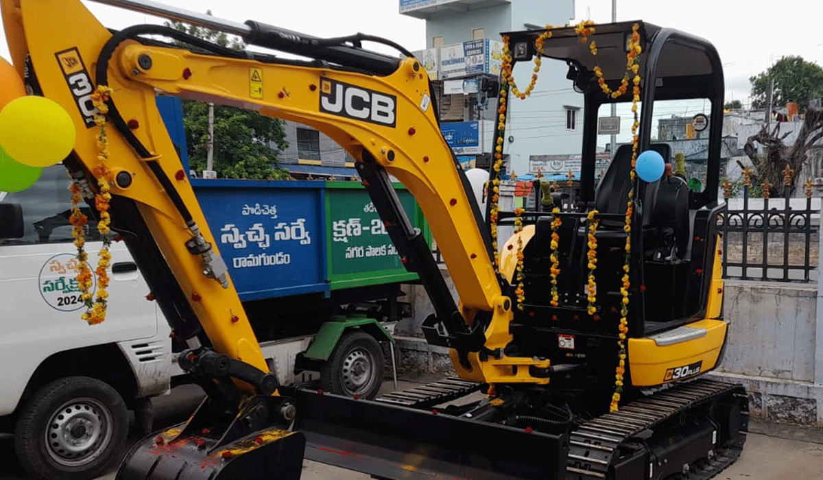 Mini excavator | చారాణా కోడికి.. బారాణా మసాలా..? మినీ ఎక్స్కవేటర్ రూ.30లక్షలట..|