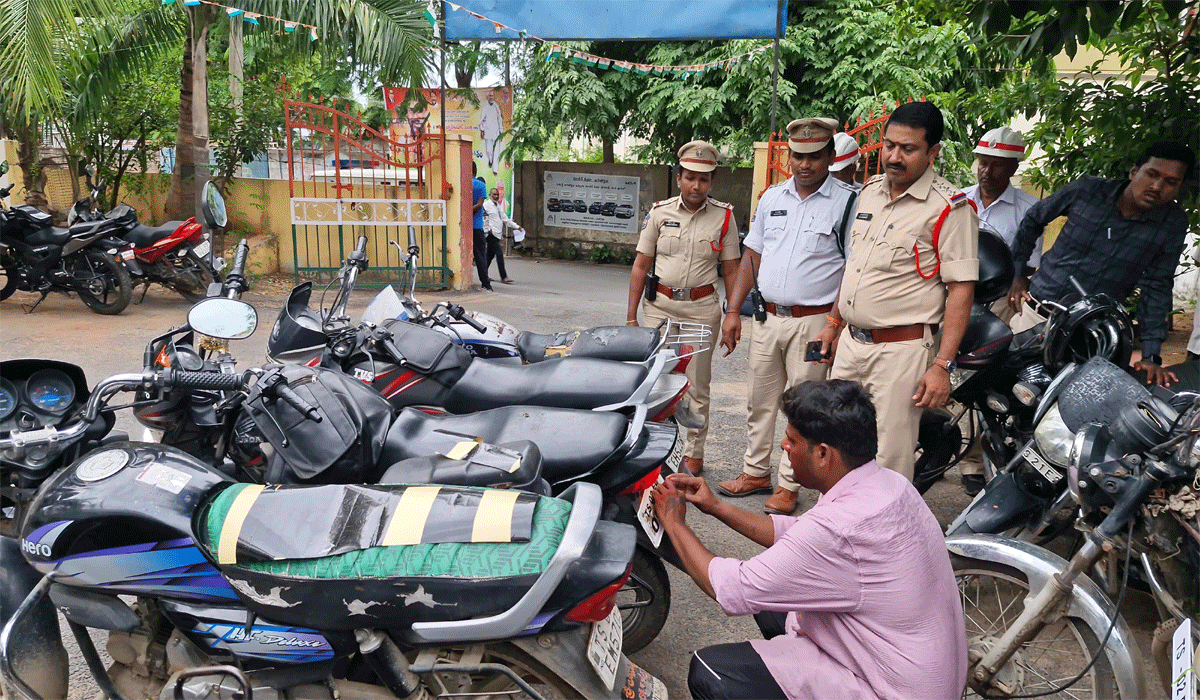 Registration number plate | రిజిస్ట్రేషన్‌ నంబర్ ప్లేట్ దాచినా, నంబర్లు తొలగించినా కేసులు నమోదు.. జిల్లా ఎస్పీ అశోక్ కుమార్