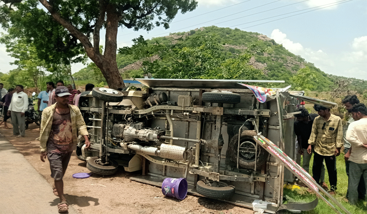 Accident | ఐస్ క్రీమ్ ఆటో ట్రాలీని ఢీ కొట్టిన గుర్తు తెలియని లారీ.. డ్రైవర్‌కు తప్పిన పెను ప్రమాదం