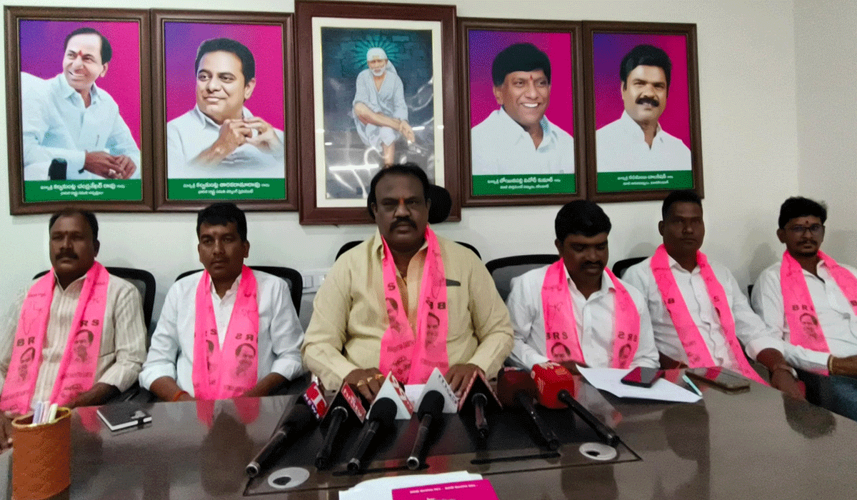 Indiramma houses | రసమయిని విమర్శించే స్థాయి మీకు లేదు.. ఇందిరమ్మ ఇండ్లు అర్హులకు ఎక్కడ ఇచ్చారో చూపాలి