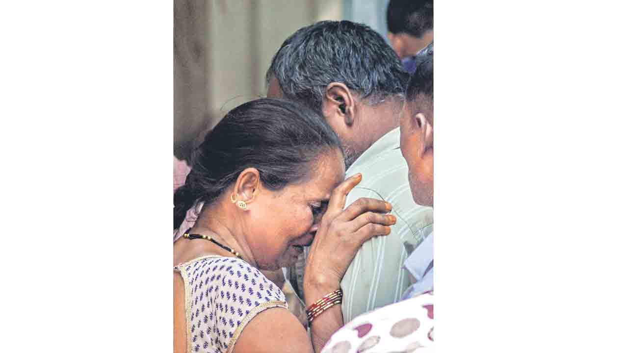 లోకల్‌ రైళ్ల నుంచి కిందపడి ఆరుగురి మృతి