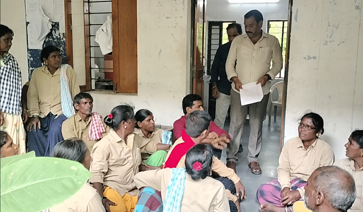 Gram panchayat workers | గ్రామ పంచాయతీ కార్మికుల సమస్యలు పరిష్కరించాలని ఎంపీడీఓ ఆఫీస్ ఎదుట ధర్నా