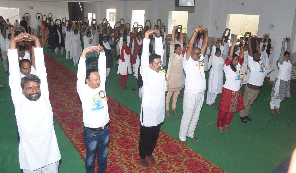 YOGA | యోగా నిత్య జీవితంలో భాగం చేసుకోవాలి-పెద్దపల్లి డీసీపీ కరుణాకర్‌