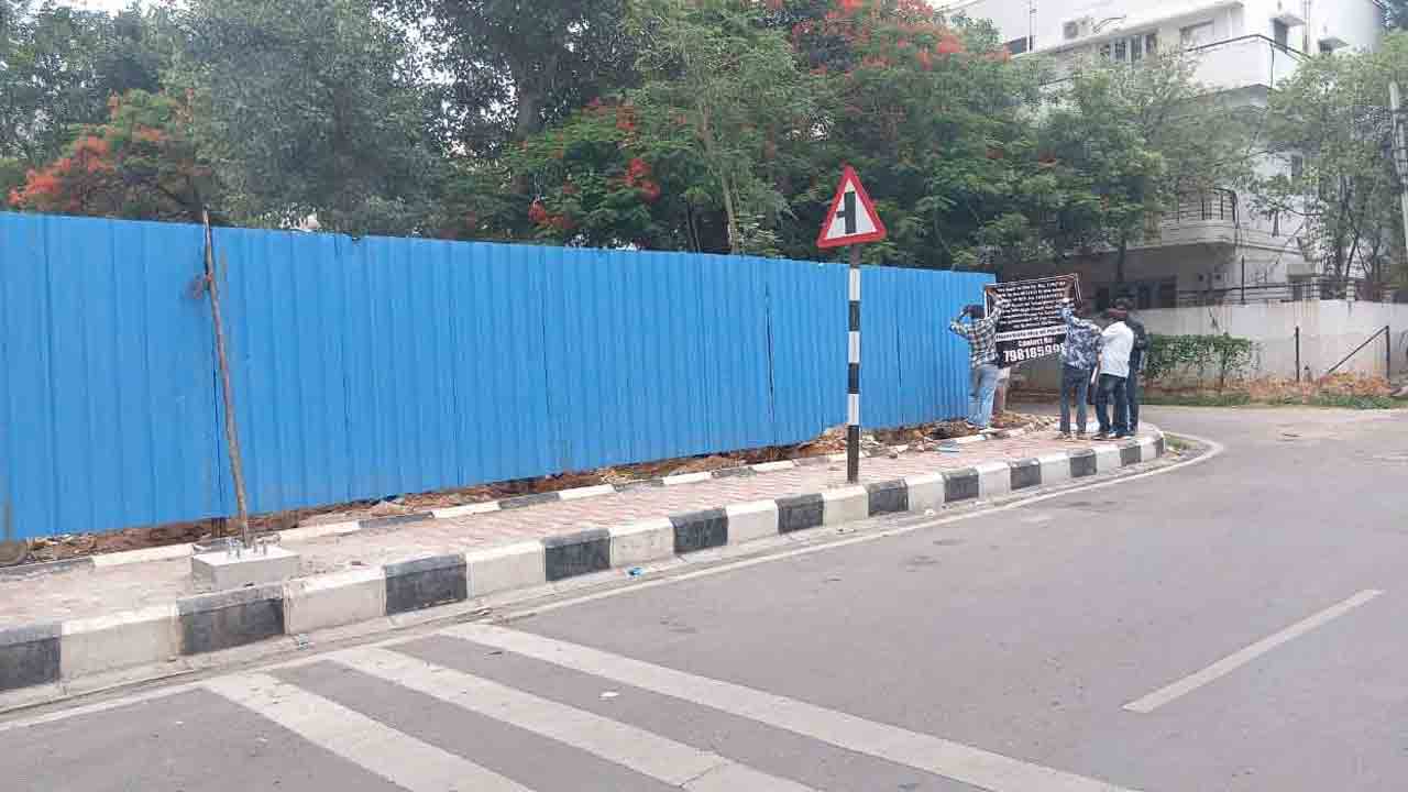 కమాండ్‌ కంట్రోల్‌సమీపంలో.. ఖరీదైన ప్రభుత్వ స్థలం ఆక్రమణ