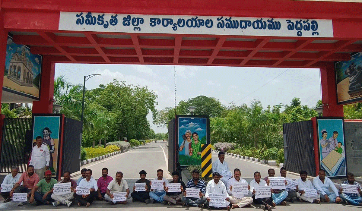Student unions demand | డీఈఓ మాధవి అవినీతి పై విచారణ చేసి సస్పెండ్ చేయాలి.. విద్యార్థి సంఘాల డిమాండ్   