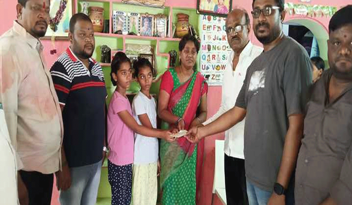 Godavarikhani | తండ్రిని కోల్పోయిన చిన్నారులకు రూ.10 వేల ఆర్థిక భరోసా
