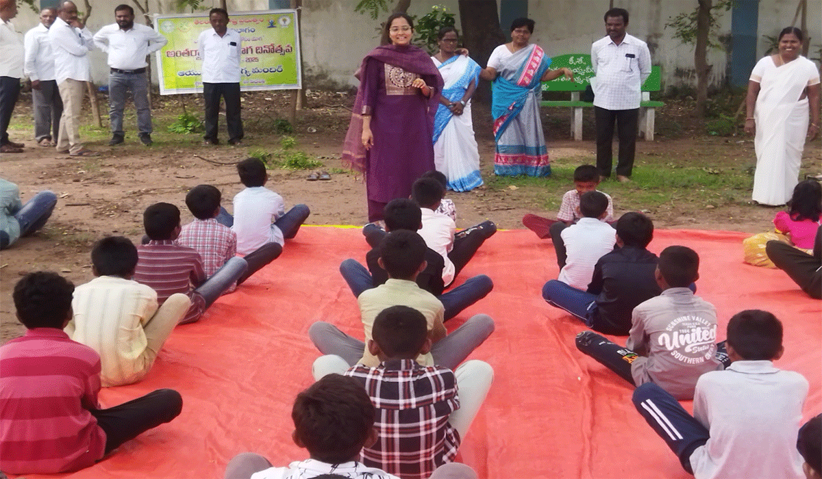 yoga | యోగాతో మానసిక ఆరోగ్యం.. కాల్వశ్రీరాంపూర్‌ ఆయూష్‌ డాక్టర్‌ నిహారిక