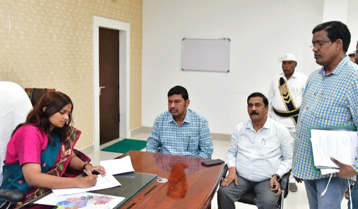 Ashwini Tanaji Wakade | కరీంనగర్‌ అదనపు కలెక్టర్‌గా అశ్విని తానాజీ వాకడే బాధ్యతల స్వీకరణ