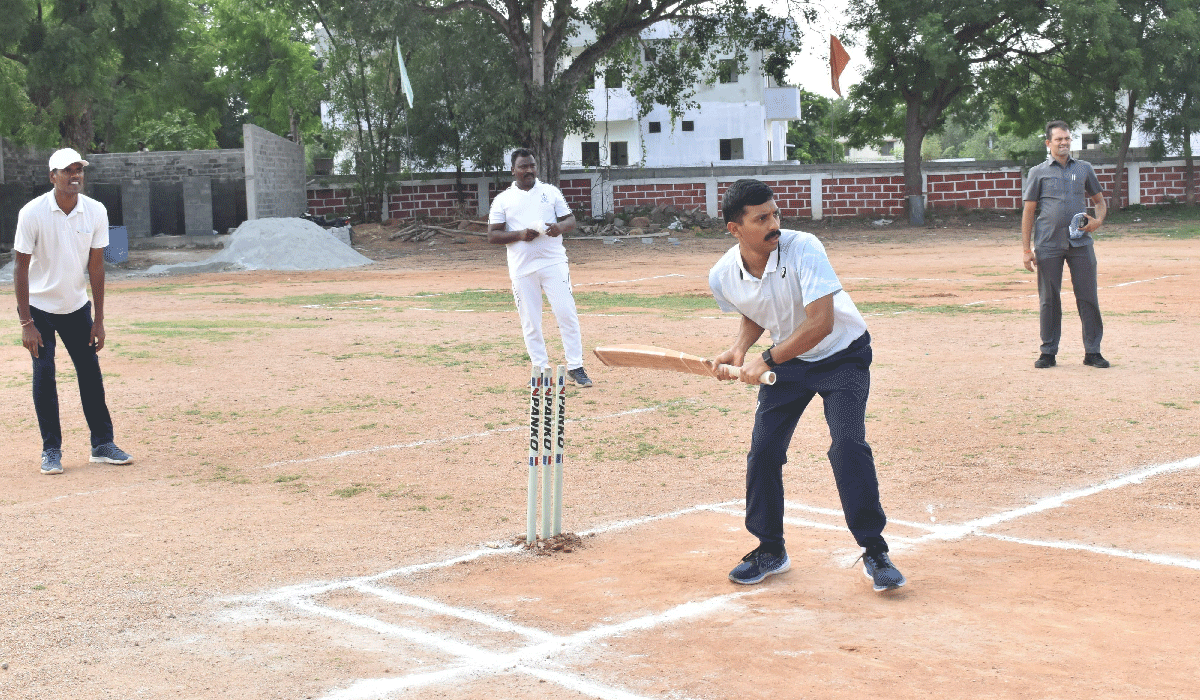 Police cricket match | పోలీసుల మానసిక ఉల్లాసానికి క్రీడలు అవసరం.. పోలీస్ క్రికెట్ మ్యాచ్ లో సీపీ సాయి చైతన్య