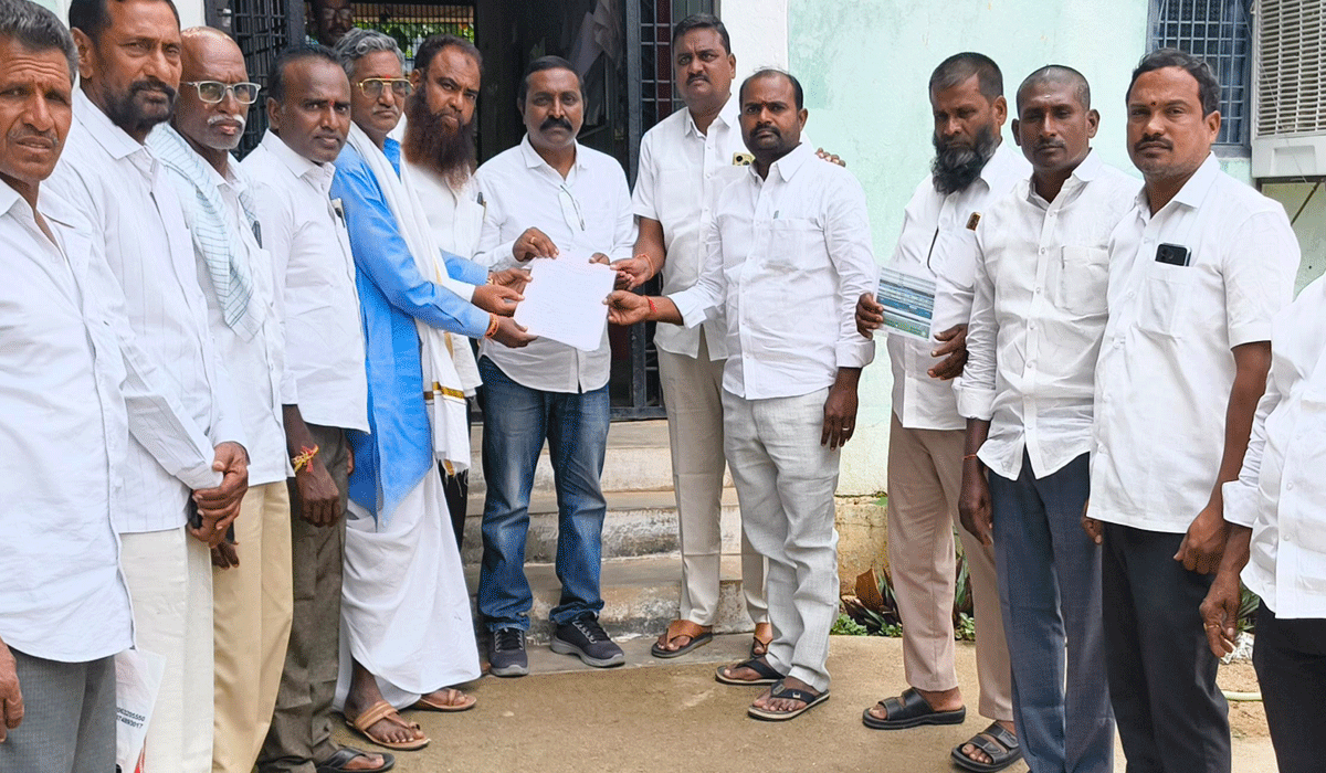 Provide bills | పాఠశాలల్లో పనులు చేసిన బిల్లులు ఇప్పించాలని తహసీల్దార్ కు కాంట్రాక్టర్ల వినతి