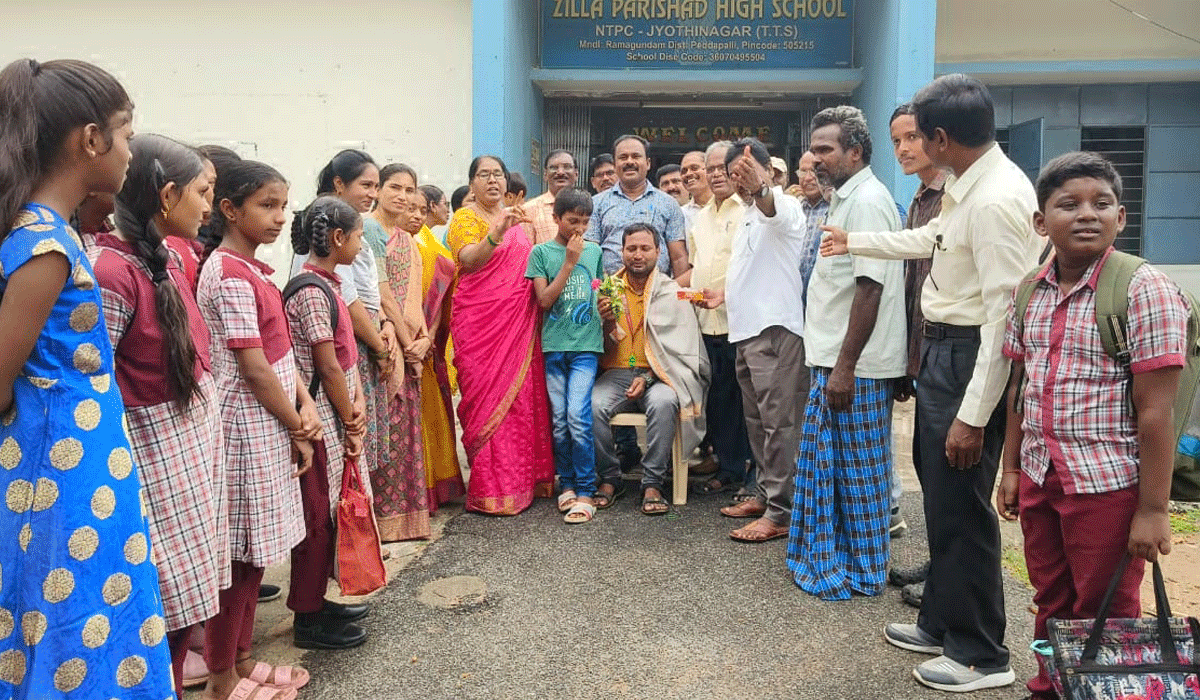 Role model | ఆదర్శం ఆ ప్రభుత్వ ఉపాధ్యాయుడు.. కుమారులను ప్రభుత్వ పాఠశాలలో జాయిన్‌ చేసిన జావీద్‌