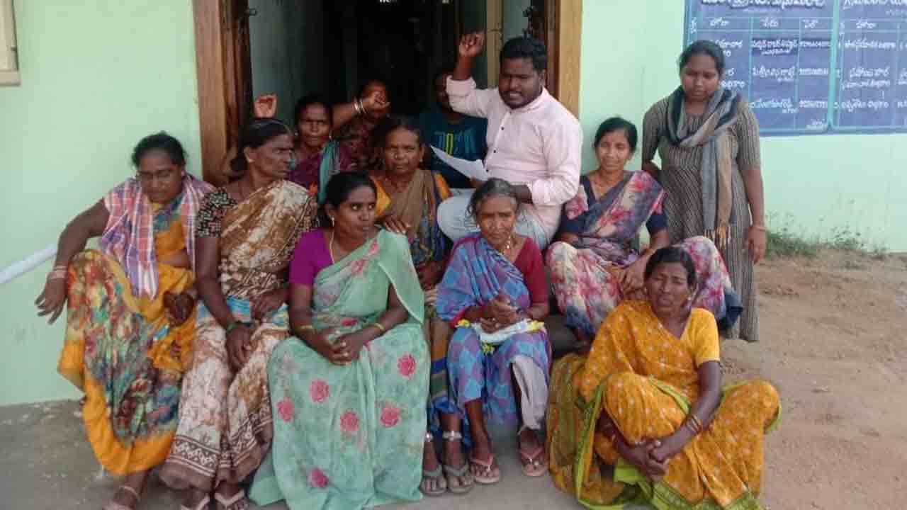 ఇందిరమ్మ ఇండ్ల కోసం ఆందోళన