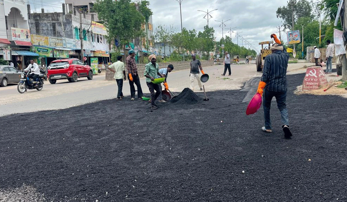 Municipal General Fund | మున్సిపల్ జనరల్ ఫండ్ నుంచి బోధన్ లో దెబ్బతిన్న రోడ్లకు మరమ్మతులు