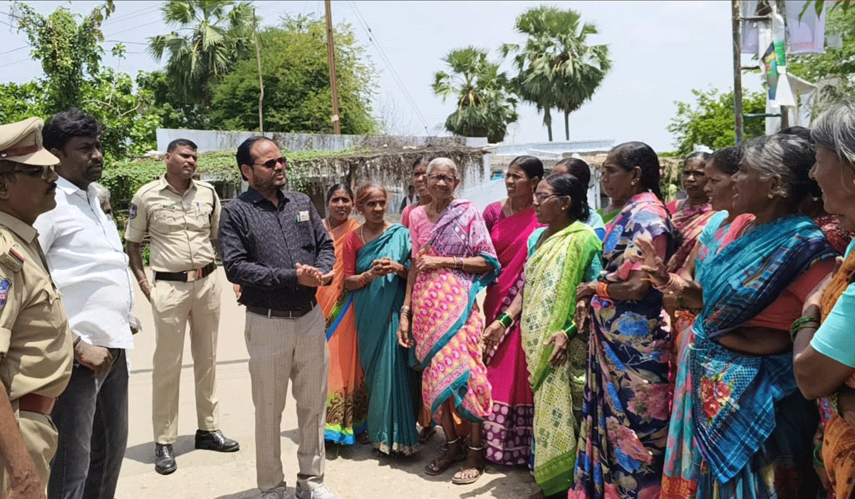Lingapur womens protest | గ్రామాన్ని కార్పొరేషన్‌లో కలపొద్దని లింగాపూర్‌ మహిళల నిరసన.. తహసీల్దార్‌ అడ్డగింత