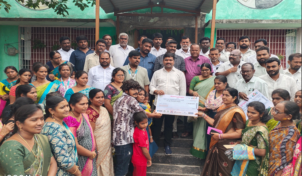 Self-help group | స్వయం సహాయక సంఘ సభ్యురాలి కుటుంబానికి రూ.10 లక్షల బీమా పరిహారం అందజేత