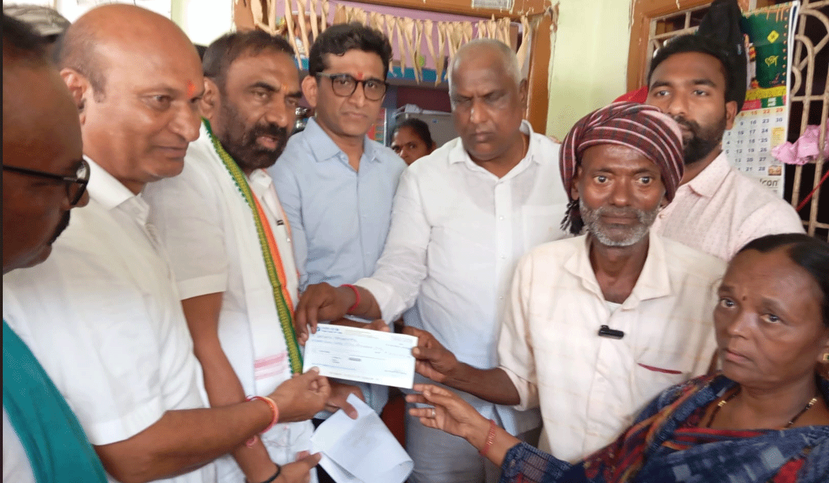 Minister Adluri | మంత్రి అడ్లూరికి కోరుట్లలో ఘన స్వాగతం.. మంత్రిని కలిసి పూల బొకే అందించిన కోరుట్ల ఎమ్మెల్యే డాక్టర్ కల్వకుంట్ల సంజయ్