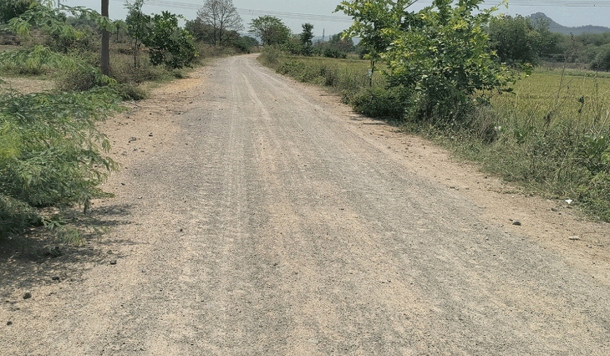 Road damage | రోడ్డు తవ్వారు.. ఇలా అప్పనంగా వదిలారు