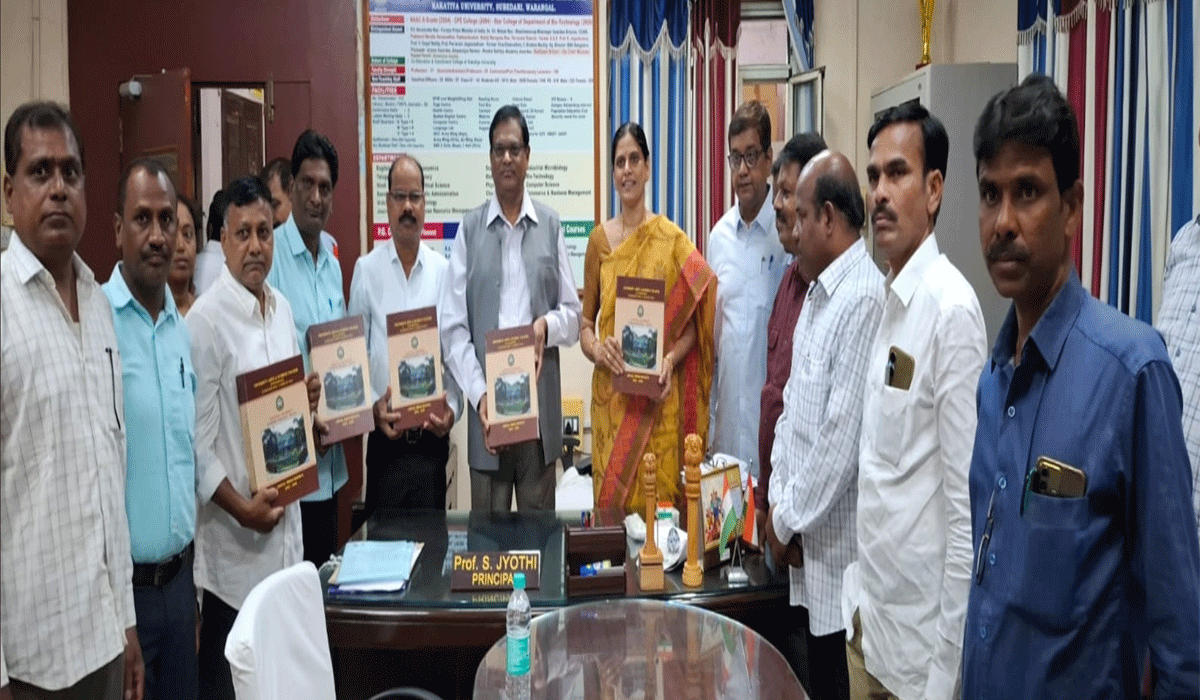 Arts College | ఆర్ట్స్ కళాశాల వార్షిక నివేదిక విడుదల