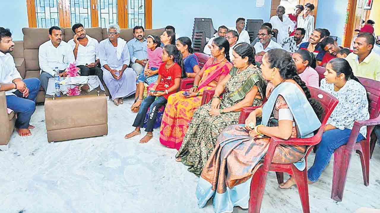 కేటీఆర్ చొరవతో మరో ముగ్గురికి విముక్తి