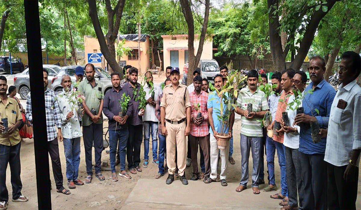 Social punishment | డ్రంకెన్ డ్రైవ్ లో పట్టుబడిన మందుబాబులకు సామాజిక శిక్ష