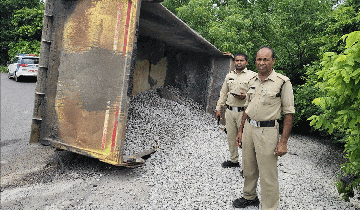 Accident | మానాల ఘాట్‌ రోడ్డు వద్ద టిప్పర్ బోల్తా-డ్రైవర్‌కు తీవ్రగాయాలు