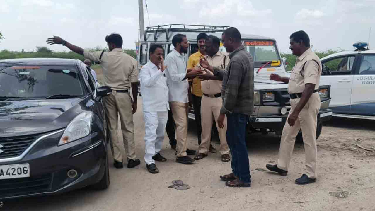 పోలీసుల నిర్బంధం