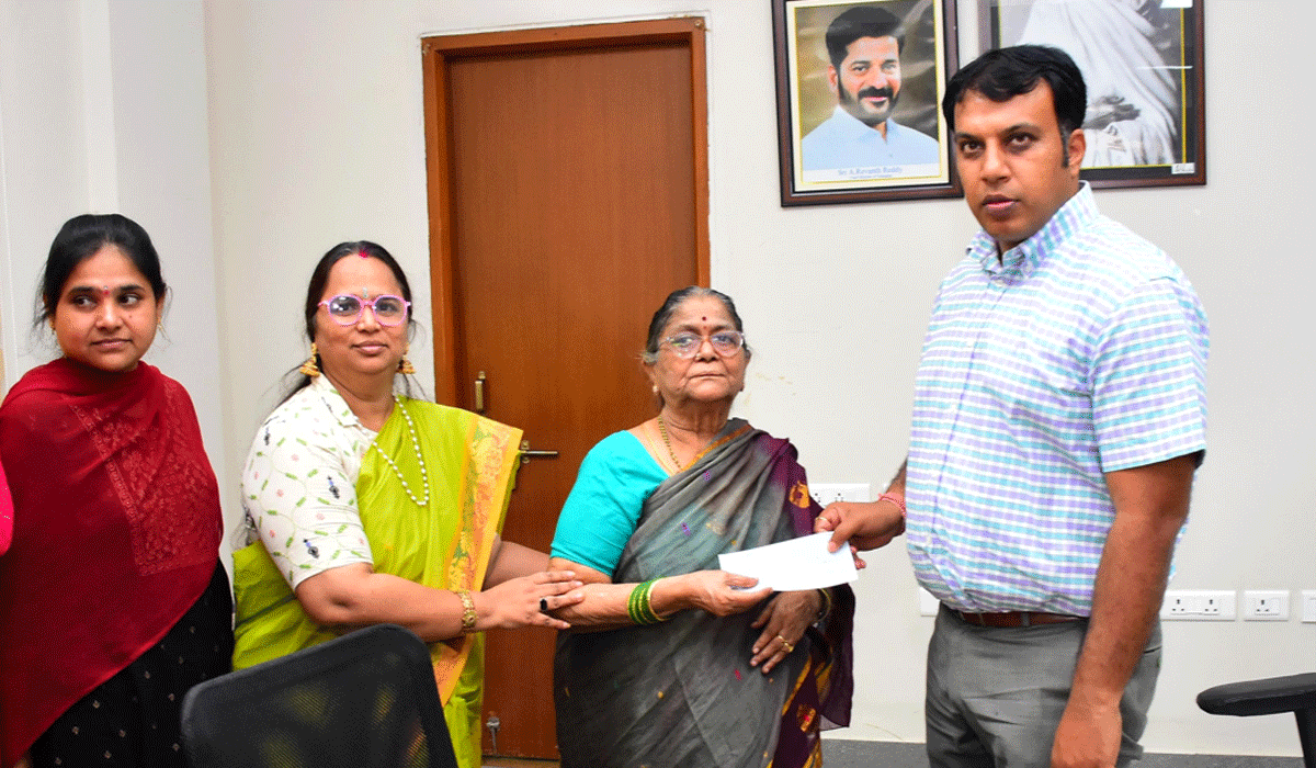 Compensation | 10 మంది భూ నిర్వాసితులకు పరిహారం పంపిణీ.. కలెక్టర్ సందీప్ కుమార్ ఝా