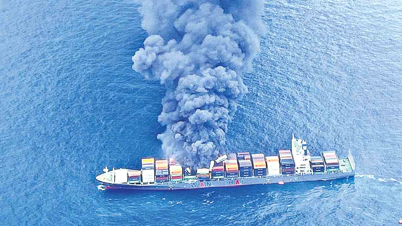 కేరళతీరాన నౌకలో అగ్నిప్రమాదం