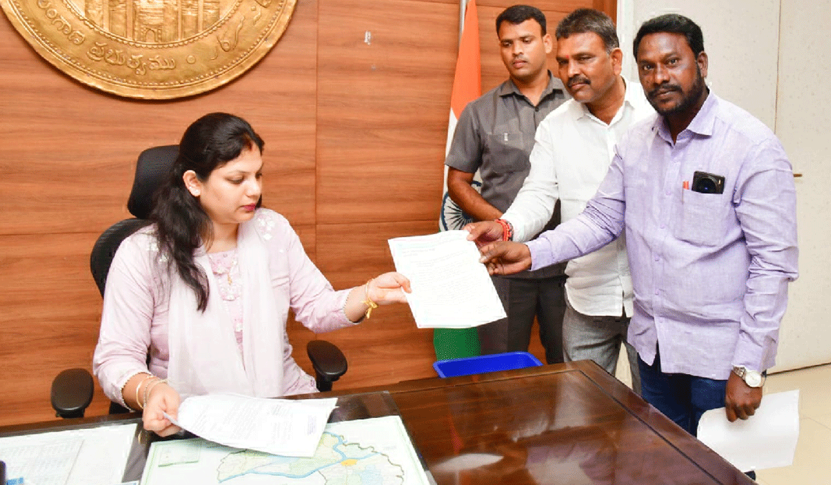 ఇందిరమ్మ ఇల్లు, రాజీవ్ యువ వికాస పథకం లబ్ధిదారులు ఎంపికలో ఎంపీడీవో వైఖరి పై కలెక్టర్‌కు ఫిర్యాదు