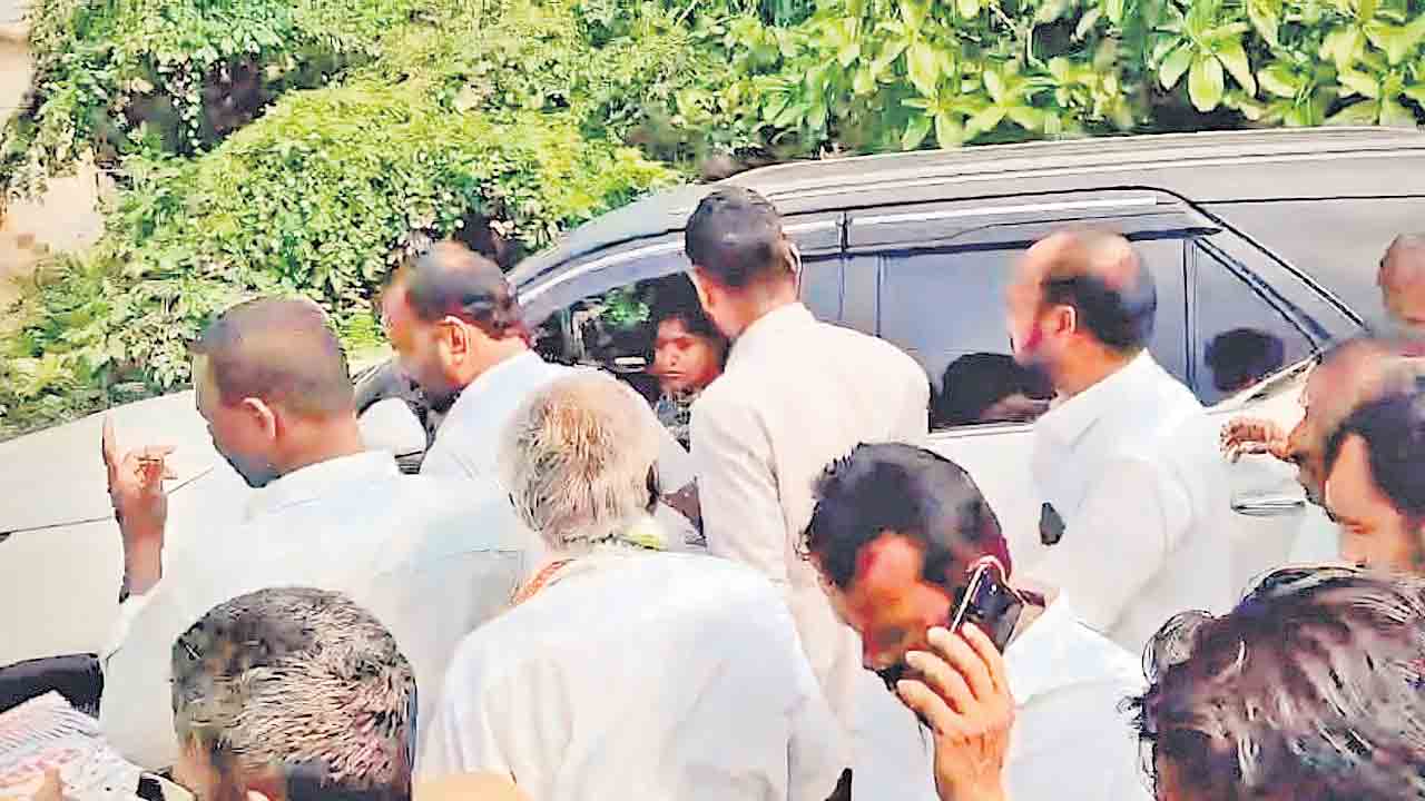 రసాభాసగా రైతుసంక్షేమ కమిషన్‌ చైర్మన్‌ పర్యటన.. కాంగ్రెస్‌, బీఆర్‌ఎస్‌ నాయకుల మధ్య తోపులాట