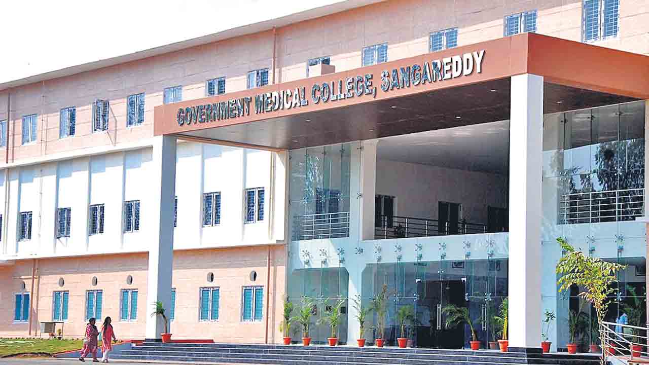 డేంజర్‌ జోన్‌లో మెడికల్‌ కాలేజీలు