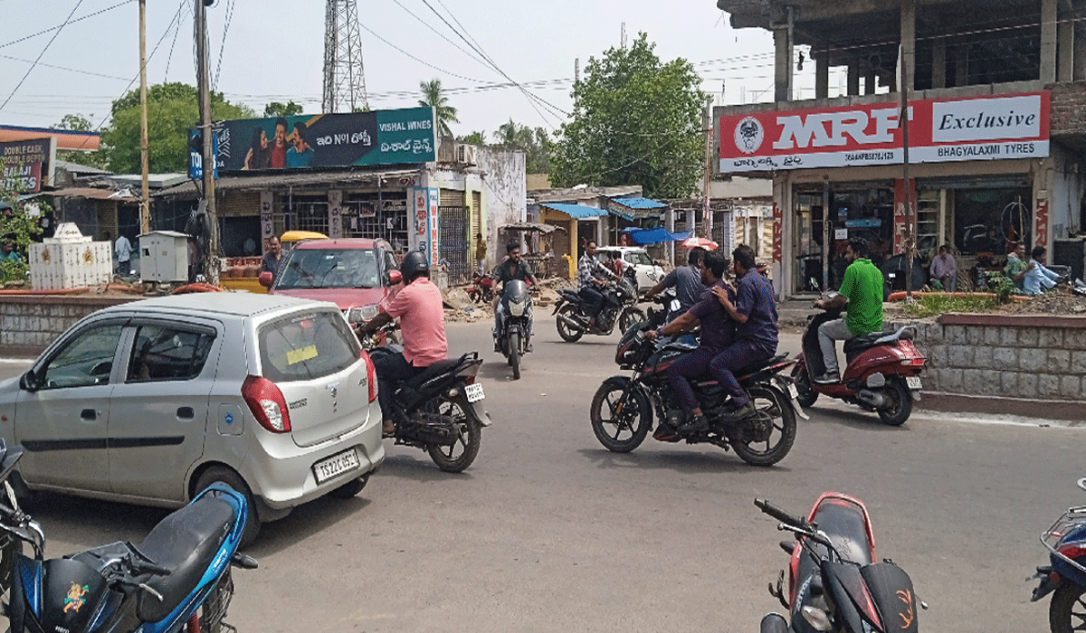 Crossing the road | ఇక్కడ రోడ్డు దాటితే పునర్జన్మే.. డేంజర్ స్పాట్ గా సీతనగర్ మార్కెట్ రోడ్డు