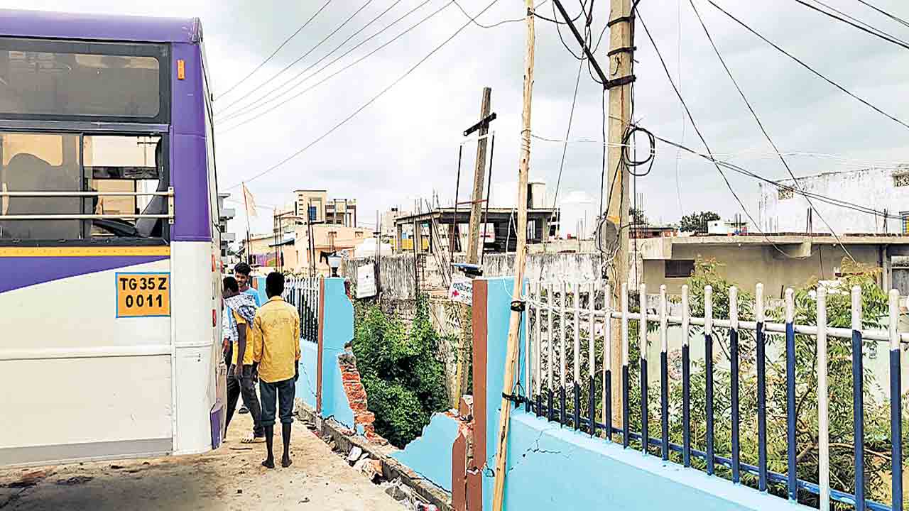 ప్రారంభోత్సవానికి ముందురోజే కుప్పకూలిన ప్రహరీ