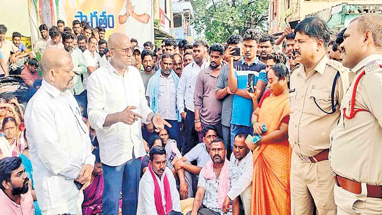 కాంగ్రెస్‌ నేత వేధింపులతోనే ఆత్మహత్య