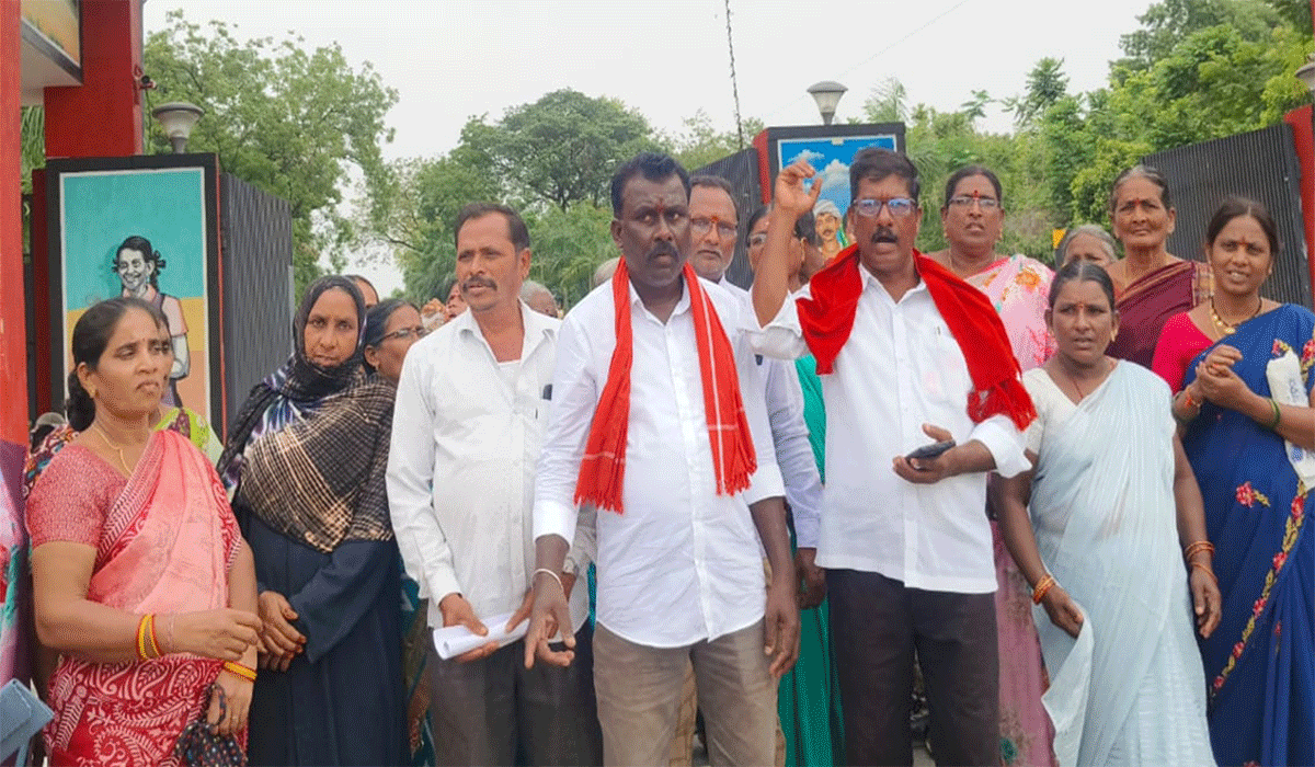 Equal pay | సమాన పనికి సమాన వేతనం కల్పించాలని మధ్యాహ్న భోజన కార్మికుల ధర్నా