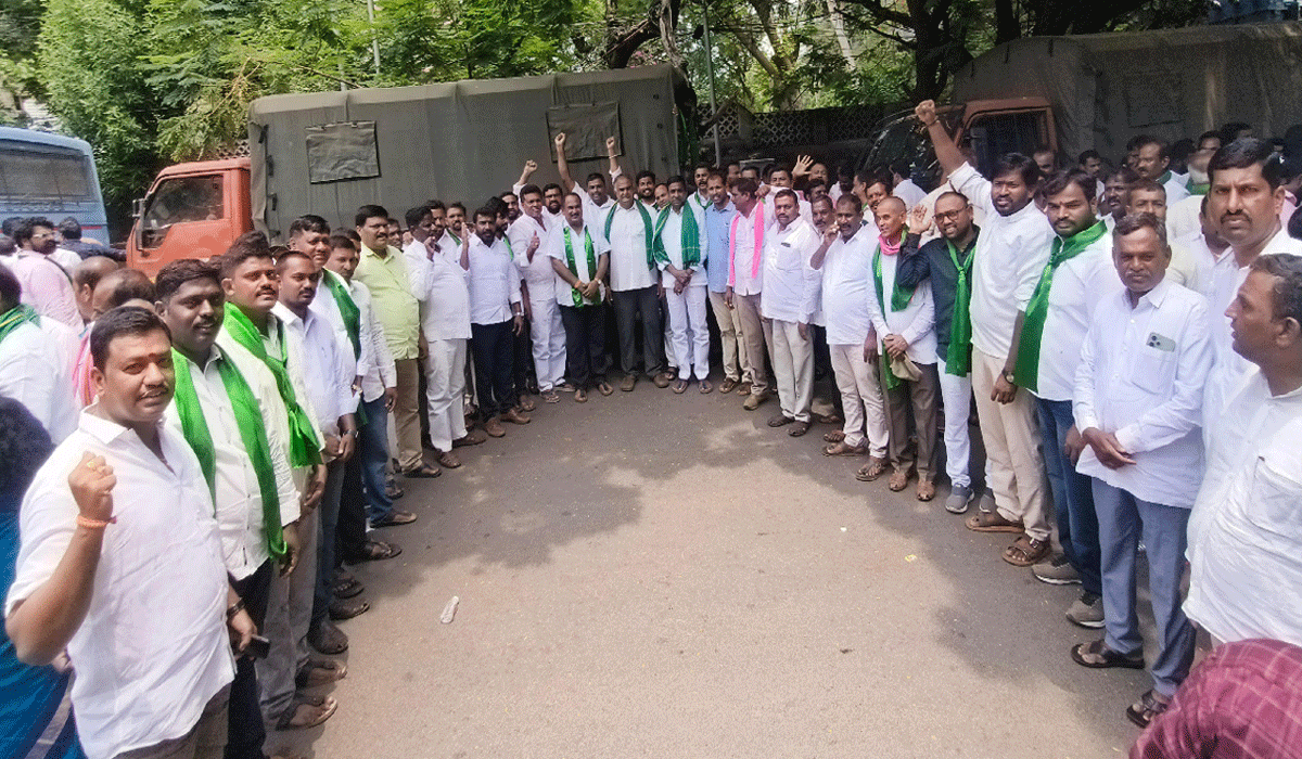 Support KCR | కేసీఆర్ కు మద్దతుగా వేములవాడ నుండి భారీగా తరలిన నాయకులు