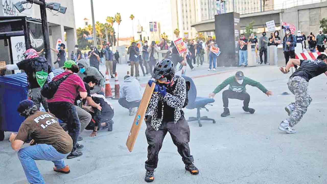 అక్రమ వలసదారులపై దాడులు