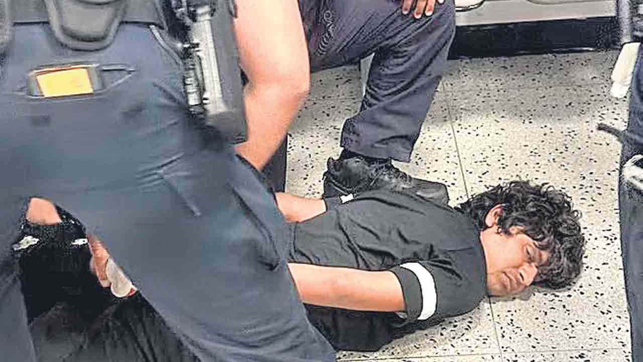 కిందపడేసి.. బేడీలు వేసి.. భారత విద్యార్థిపై అమెరికా పోలీసుల అమానుషం!