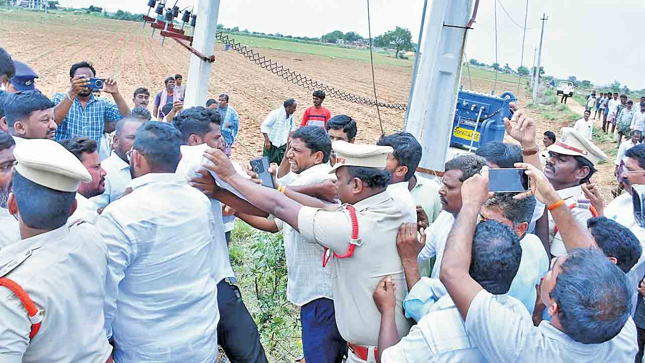 ఎమ్మెల్యేపై తిరగబడిన జనం