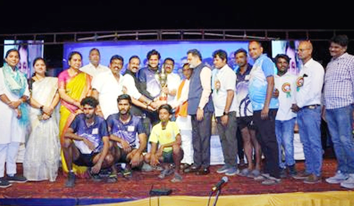 Prize distribution | ఆలయ ఫౌండేషన్‌ ఆధ్వర్యంలో నిర్వహించిన వాలీబాల్ పోటీల విజేతలకు బహుమతుల ప్రదానం